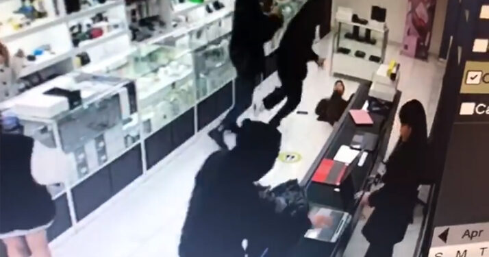 Бичлэг: “Эхлэл брэнд”-ийн дэлгүүр халдлагад өртөж олныг цочирдууллаа