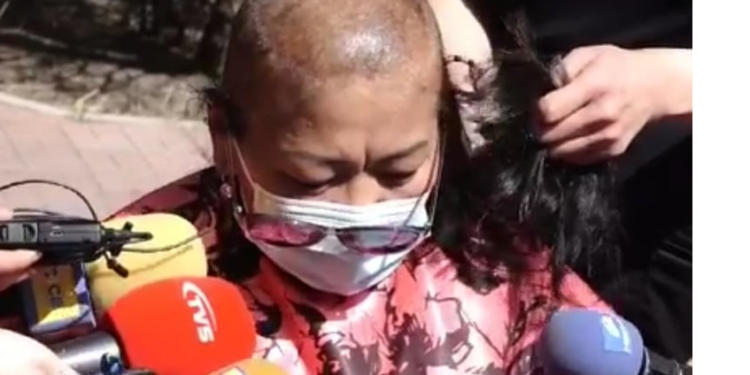 Шуурхай: Сурагчаа зо д сон багшийг эсэргүүцэж тус сургуулийн сэтгэлзүйч үсээ хуслаа