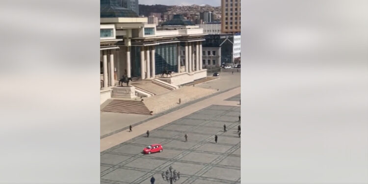 “Амьдрал хүнд байна” гэж уйлж төрийн ордоны урдуур машинтайгаа явжээ