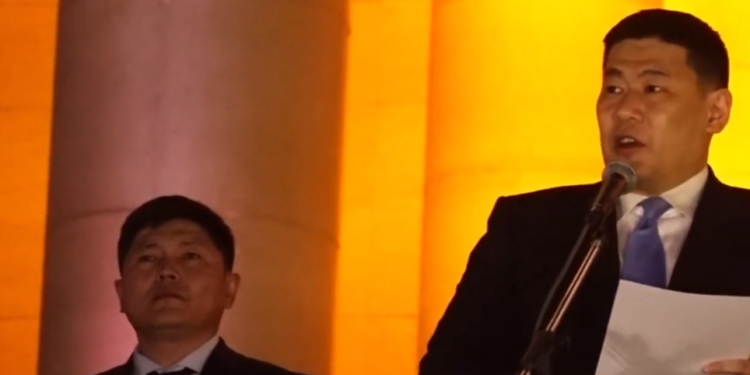 Л.Оюун-Эрдэнэ: “Төрийн албан хаагчид Улаанбаатар хотод том оврын, тансаг автомашин унахгүй”