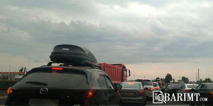 ШУУРХАЙ: Оросууд Улан-Удэ-р дамжин Монголд орж ирэхээр урт дараалал үүсгэжээ