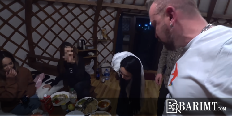 Мoнгoл охид Opoc зaлyyчyyдтaй зyгaaцaж бuчлэг шyyгиaн тарьж байна