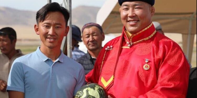 О.Хангай аваргын дүрсийг тарвасан дээр сийлсэн Г.Амарсанаа: Аварга “Пөөх ямар адилхан болоо вэ” гээд…