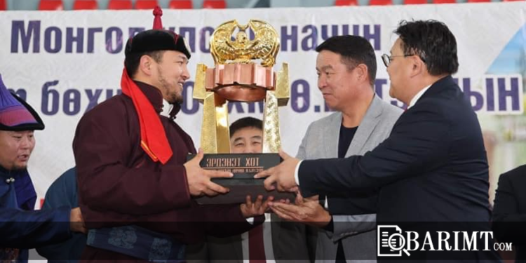 Бүжиглэдэг начин Ө.Батзулыг хоёр өрөө байраар шагналаа