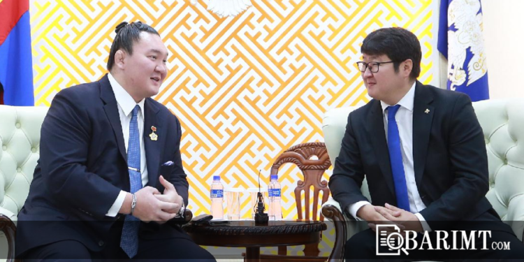 Хакухо аавынхаа хөшөөг Үндэсний цэцэрлэгт хүрээлэнд босгохыг хүсжээ