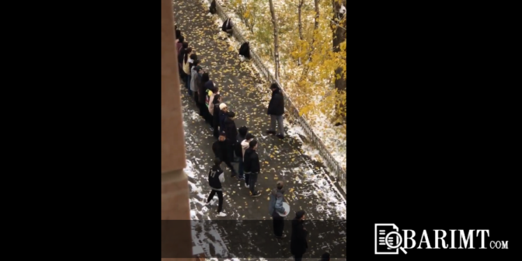 Бичлэг: 1-р сургууль цэрэгжилтийн бэлтгэлээр хүүхдүүдийг жагсааж нэгнээ дэгэлдэг үү ?