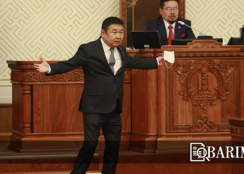 УИХ-ын гишүүн Д.Ганбат Г.Занданшатарт ‘агсам тавив’