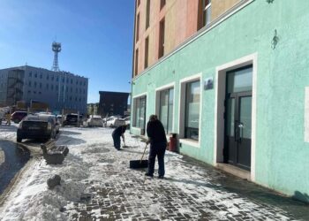 Орчны цас мөсөө цэвэрлэн халтиргаа гулгаанаас сэргийлэн хамтран ажиллаж байгаа аж ахуйн нэгж байгууллагууддаа талархал илэрхийлье