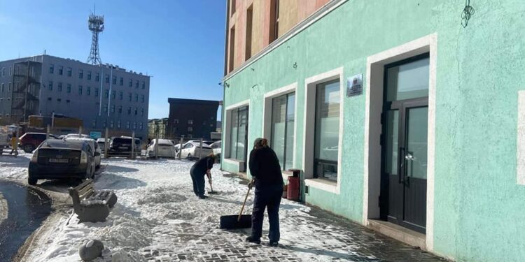 Орчны цас мөсөө цэвэрлэн халтиргаа гулгаанаас сэргийлэн хамтран ажиллаж байгаа аж ахуйн нэгж байгууллагууддаа талархал илэрхийлье