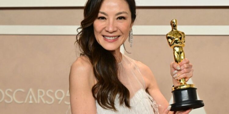 Мишель Йеог Оскар авсны төлөө малайзчууд бүх нийтээр амрах уу?