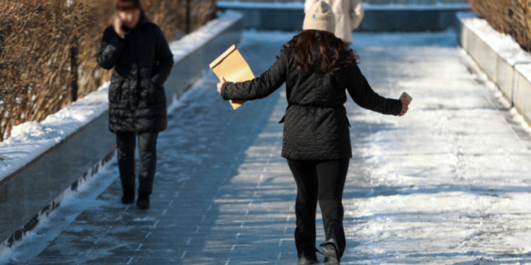 Гадаадад хөдөлмөр эрхлэхээр зуучлуулсан иргэдийн тоо өмнөх улирлаас 51 хувиар өслөө