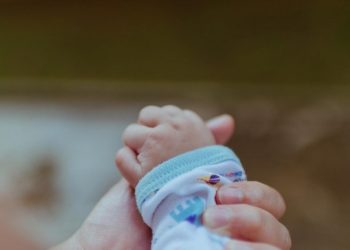 ЦЕГ: Нэг сар хүрээгүй хүүхдээ 8 хоног орхиж явсан эмэгтэйг олж, ₮300 мянгаар торгов