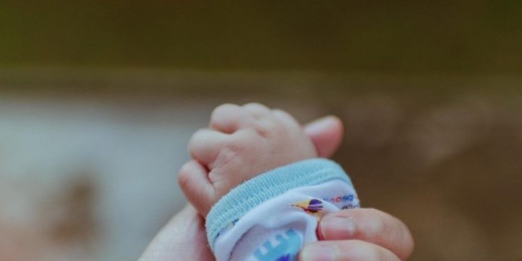 ЦЕГ: Нэг сар хүрээгүй хүүхдээ 8 хоног орхиж явсан эмэгтэйг олж, ₮300 мянгаар торгов