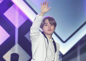 BTS хамтлагийн гишүүн Шюга согтуугаар цахилгаан скутер унасан хэргээр 11 мянган ам.доллароор торгуулжээ