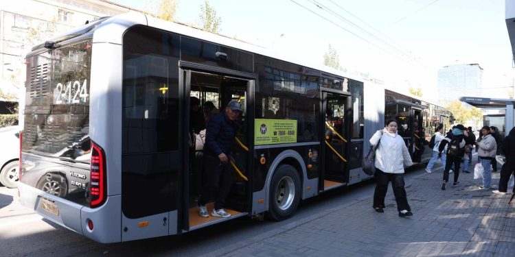 Их багтаамжийн урт автобуснуудыг нийтийн тээврийн үйлчилгээнд явуулж эхэллээ