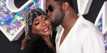 Шон Диддигийн ээж: Дэлхий бүхэлдээ хүүгийн минь эсрэг эргэж байгаа нь гунигтай байна