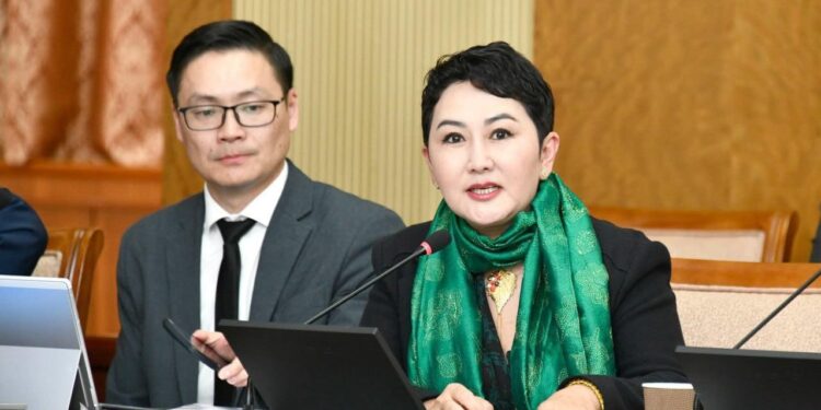 Б.Батцэцэг: УИХ-ын дарга Д.Амарбаясгалан ажлаа өгч шалгуулаад нэрээ цэвэрлэж авах хэрэгтэй