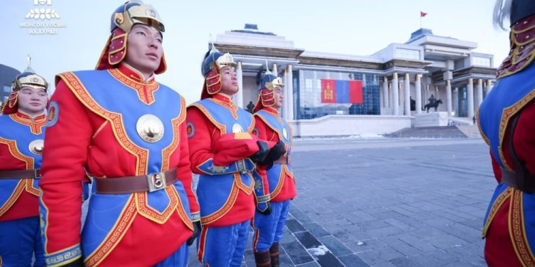 Монгол Улсын Төрийн далбааг мандуулах ёслол үйлдэв