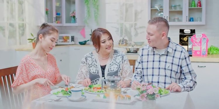 Аз жаргалтай айл бүрийн ширээн дээр Сакура үргэлж хамт байдаг